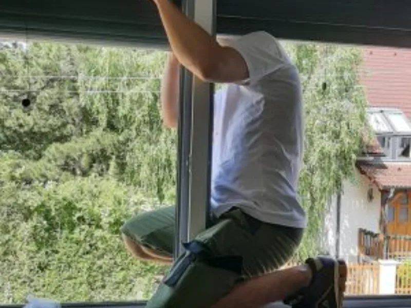 Storeo en pleine réparation d'un mécanisme de volet roulant